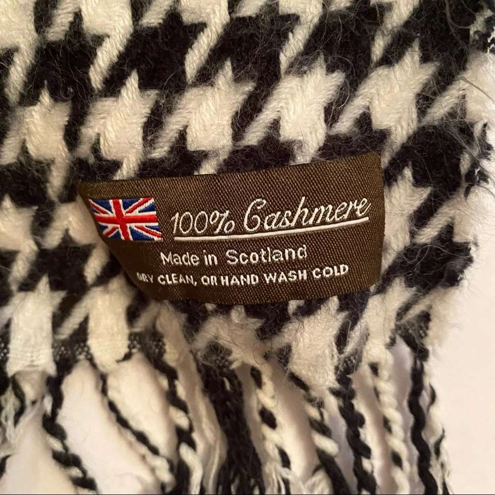 SCARF SCOTLAND CASHMERE BLACK WHITE HOUNDSTOOTH LONG FRINGE ACCESSORY MUFFLER